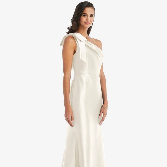 ALFRED SUNG Dresses & Skirts - NWT Alfred Sung one shoulder with bow gown.